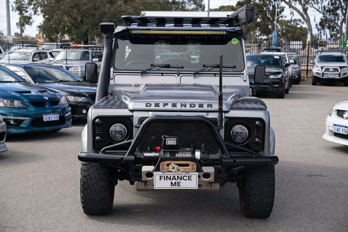 Land Rover Defender image 3