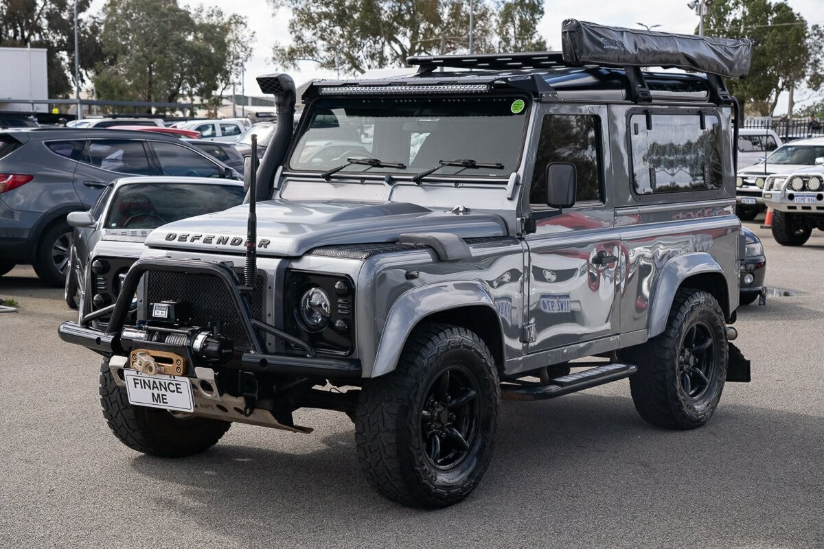 Land Rover Defender image 4