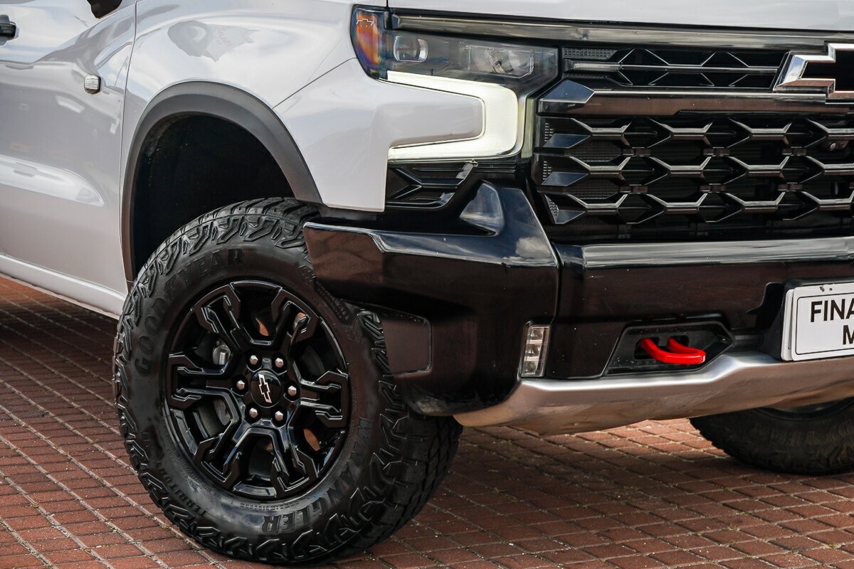 Chevrolet Silverado image 2