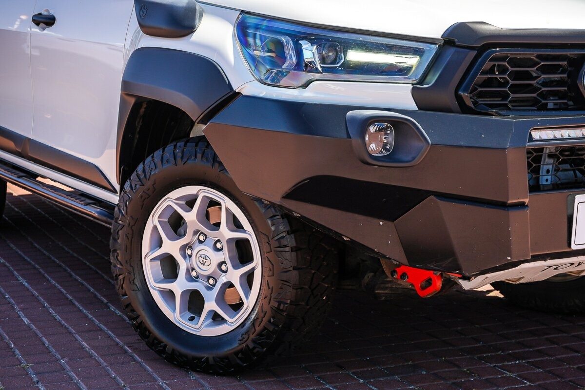 Toyota Hilux image 2