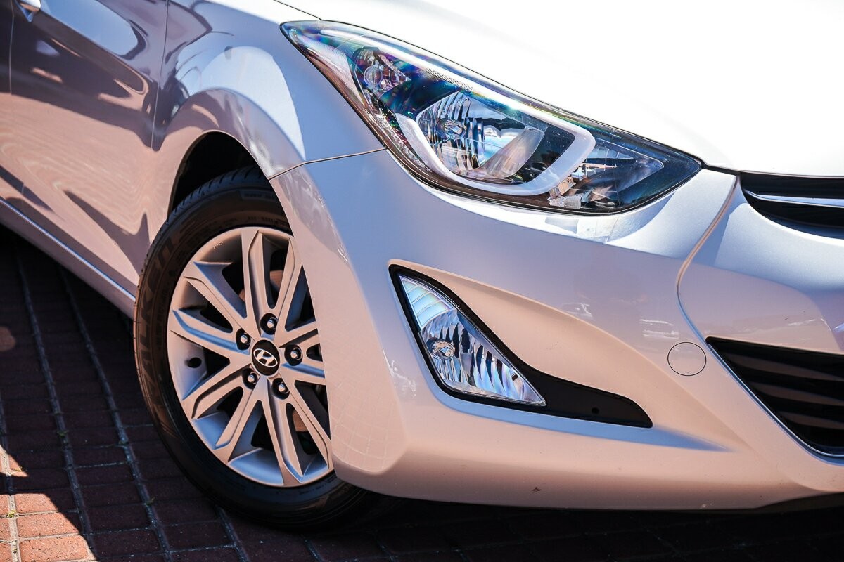 Hyundai Elantra image 2