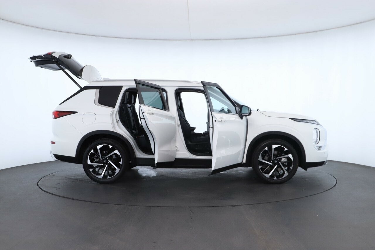 Mitsubishi Outlander image 2