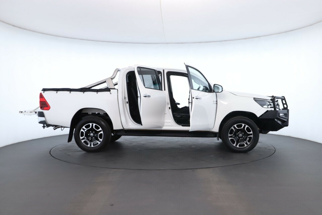 Toyota Hilux image 2