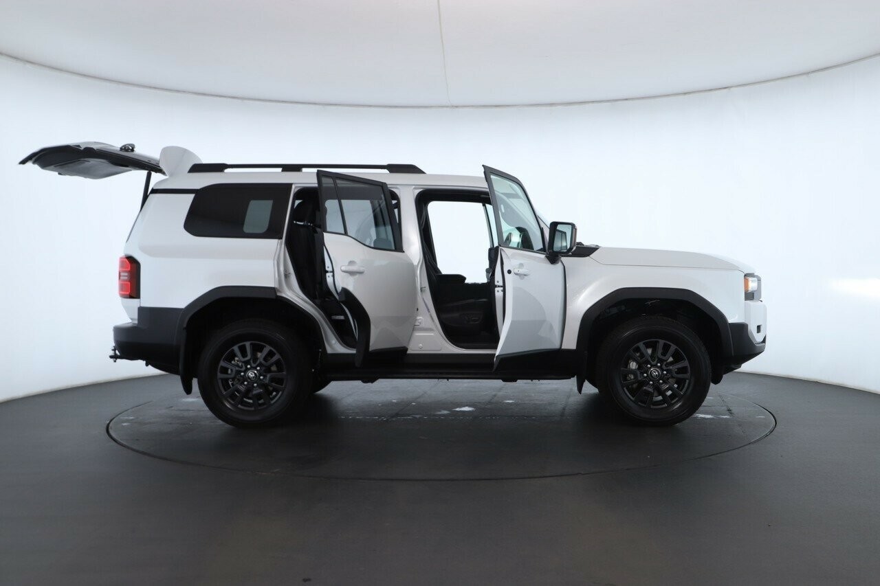 Toyota Landcruiser Prado image 2