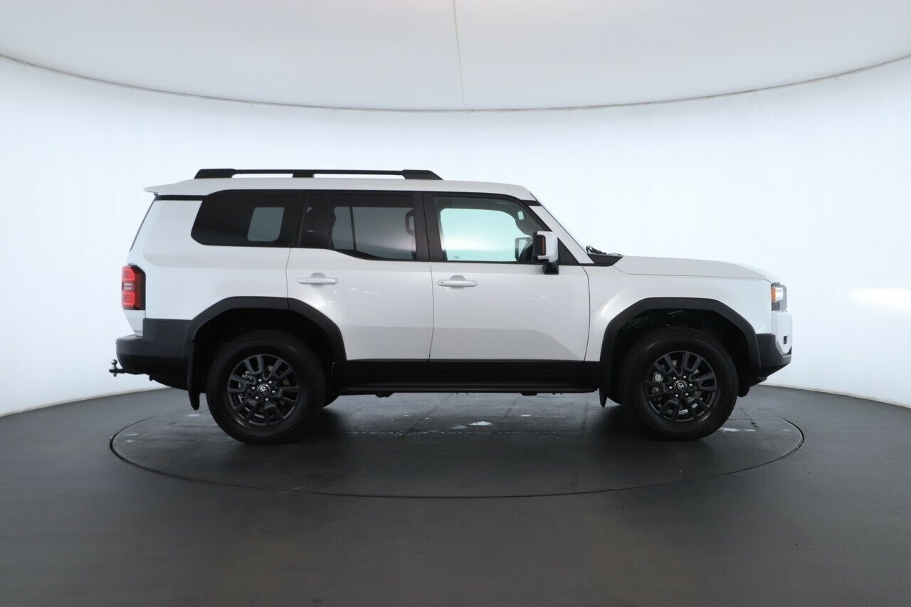 Toyota Landcruiser Prado image 3