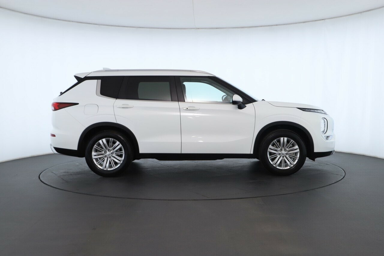 Mitsubishi Outlander image 3