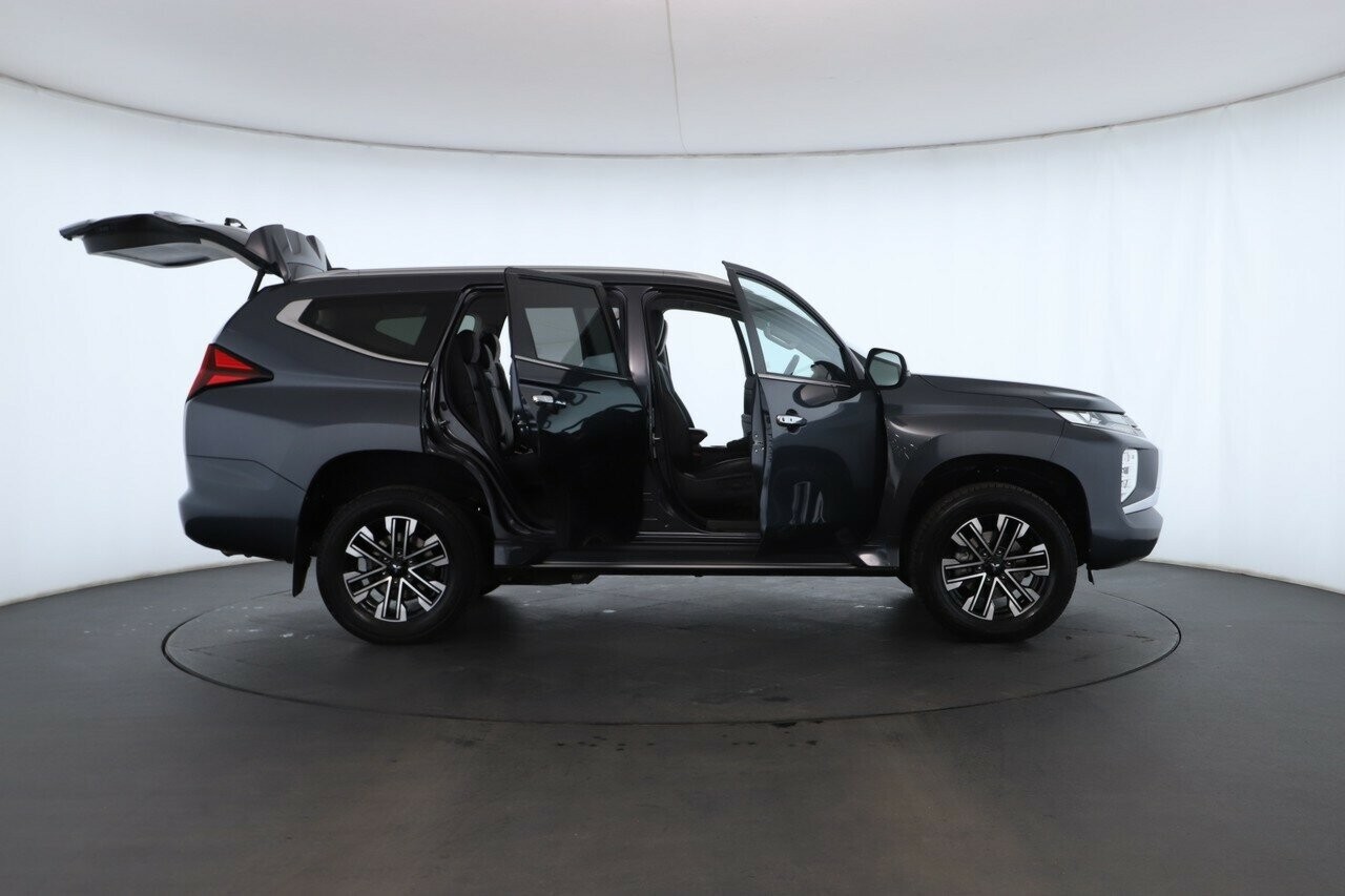 Mitsubishi Pajero Sport image 2