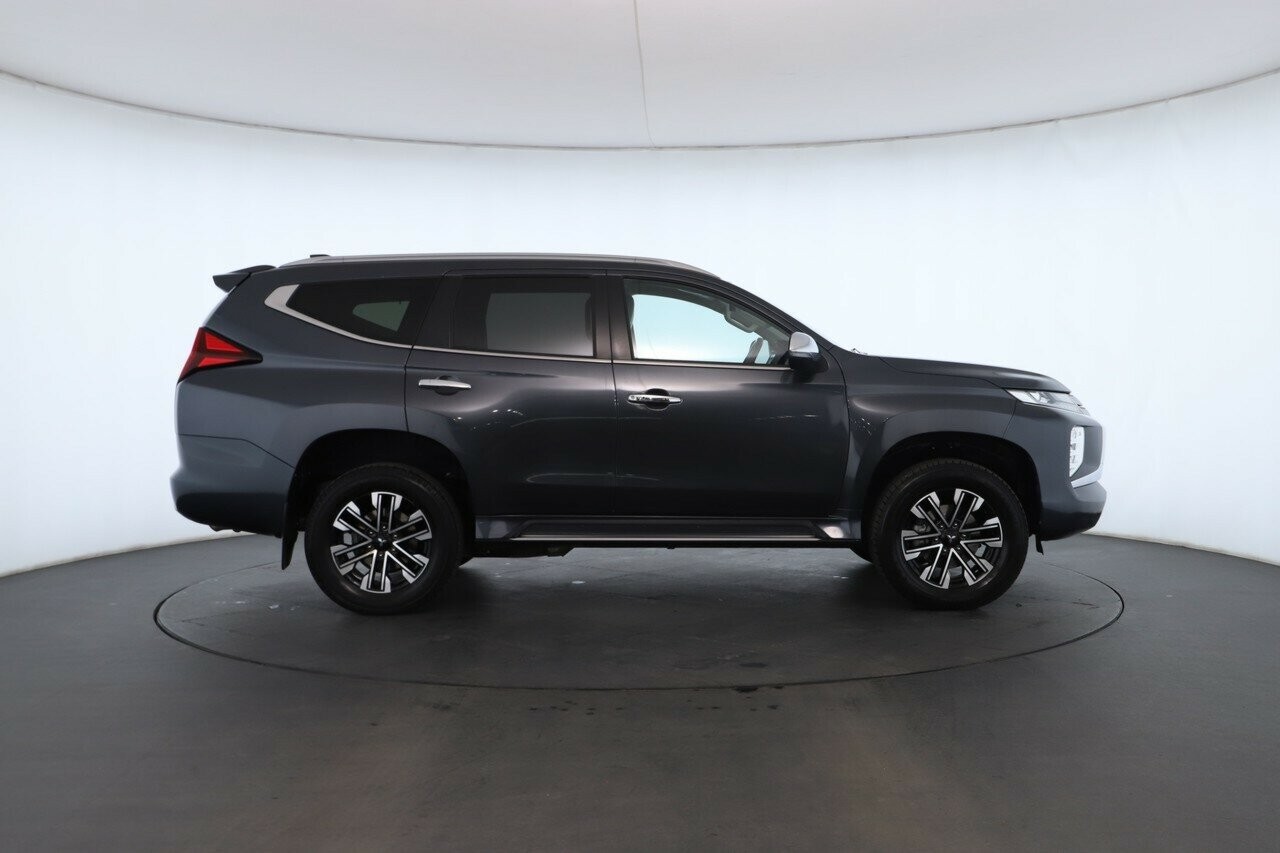Mitsubishi Pajero Sport image 3