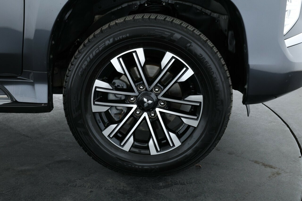 Mitsubishi Pajero Sport image 4