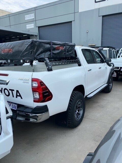 Toyota Hilux image 2