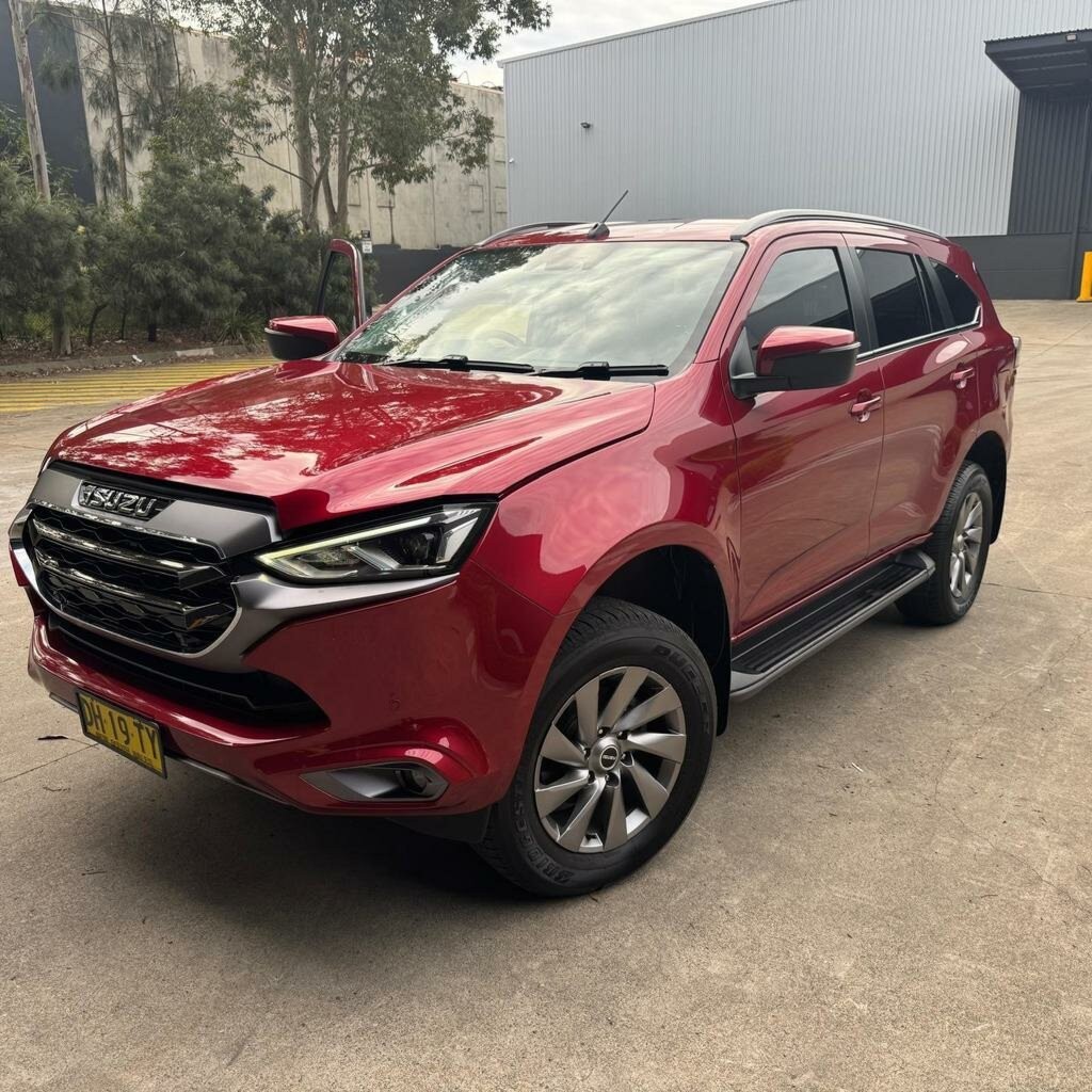 Isuzu Mu-x image 1