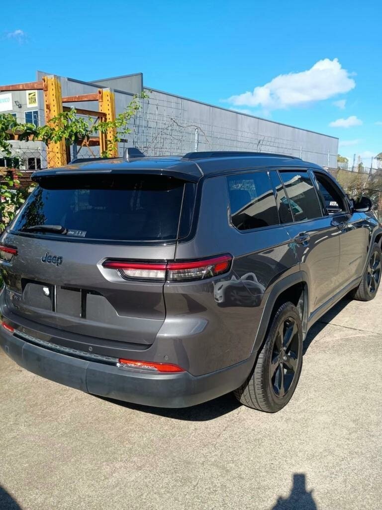 Jeep Grand Cherokee image 2