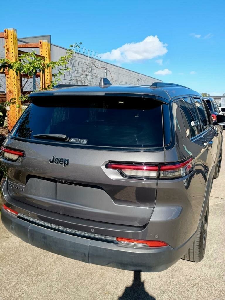 Jeep Grand Cherokee image 4