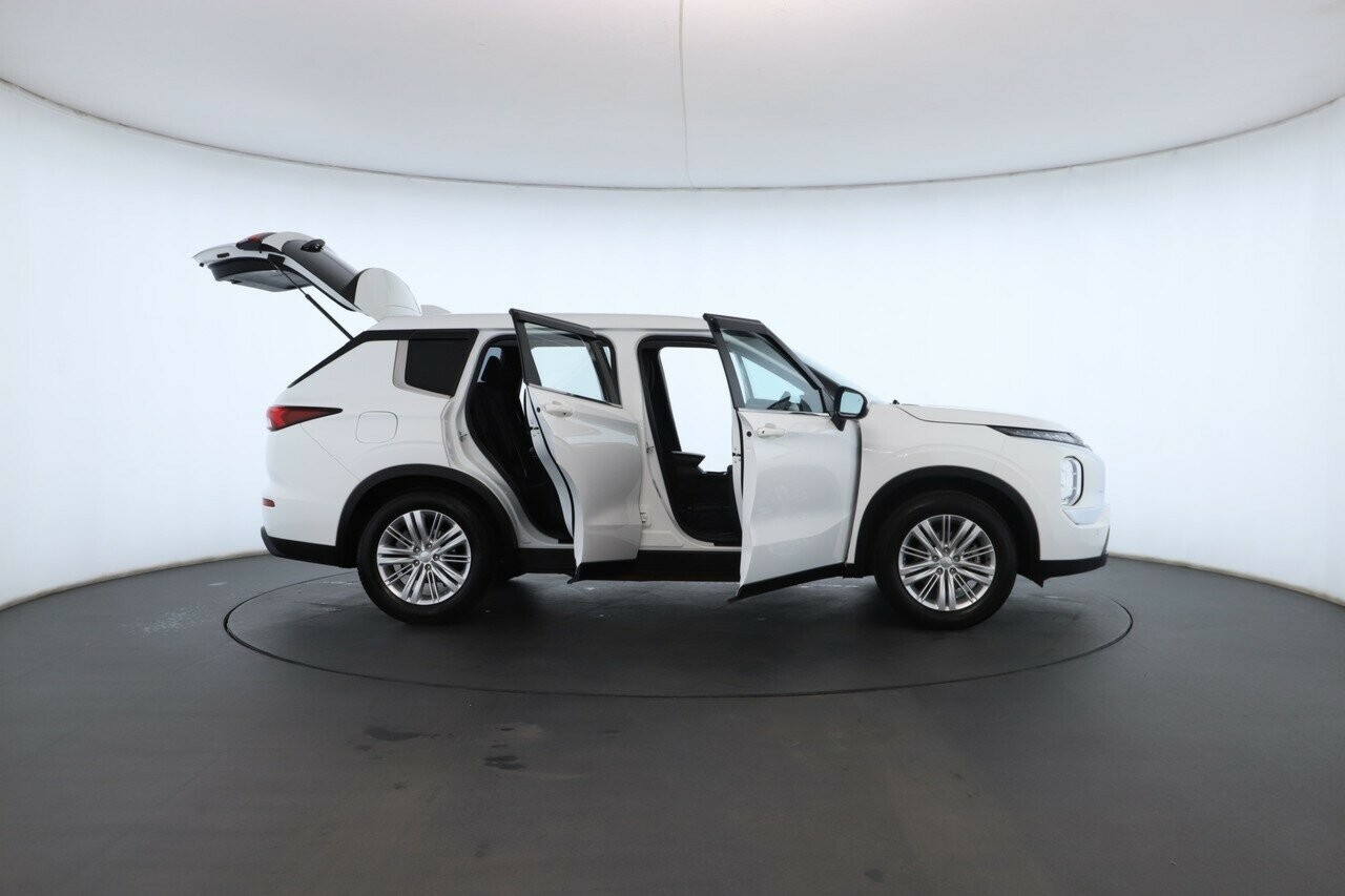 Mitsubishi Outlander image 2