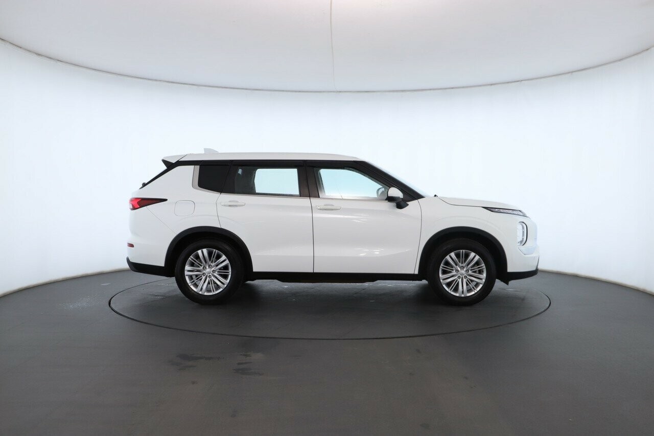 Mitsubishi Outlander image 3