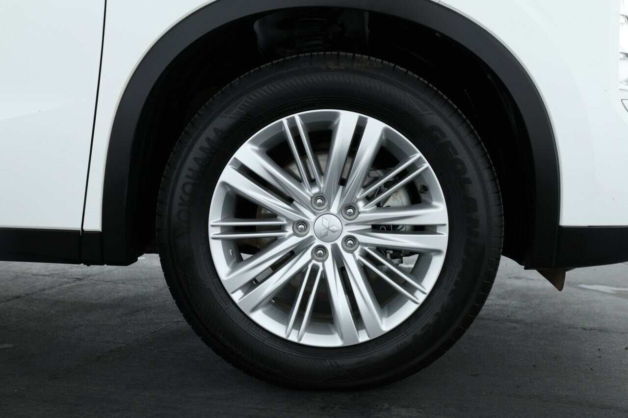 Mitsubishi Outlander image 4