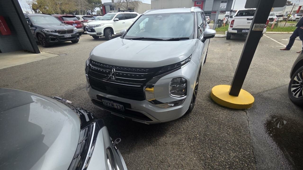 Mitsubishi Outlander image 1