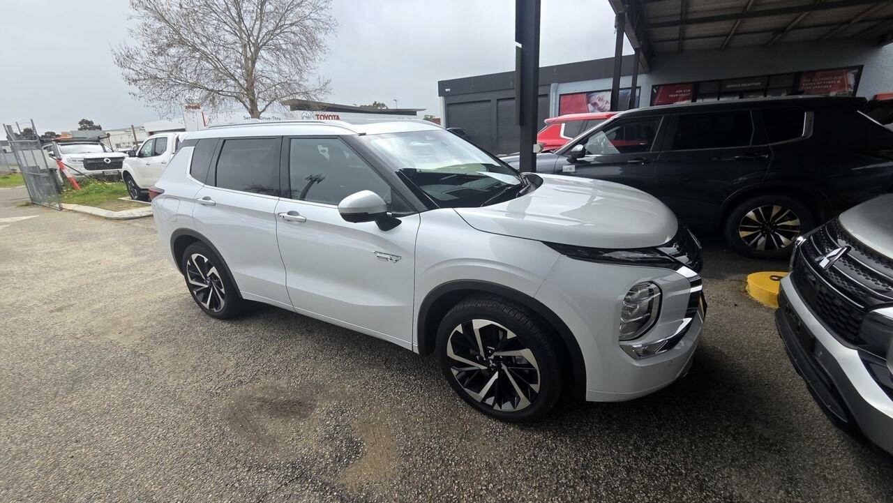 Mitsubishi Outlander image 3