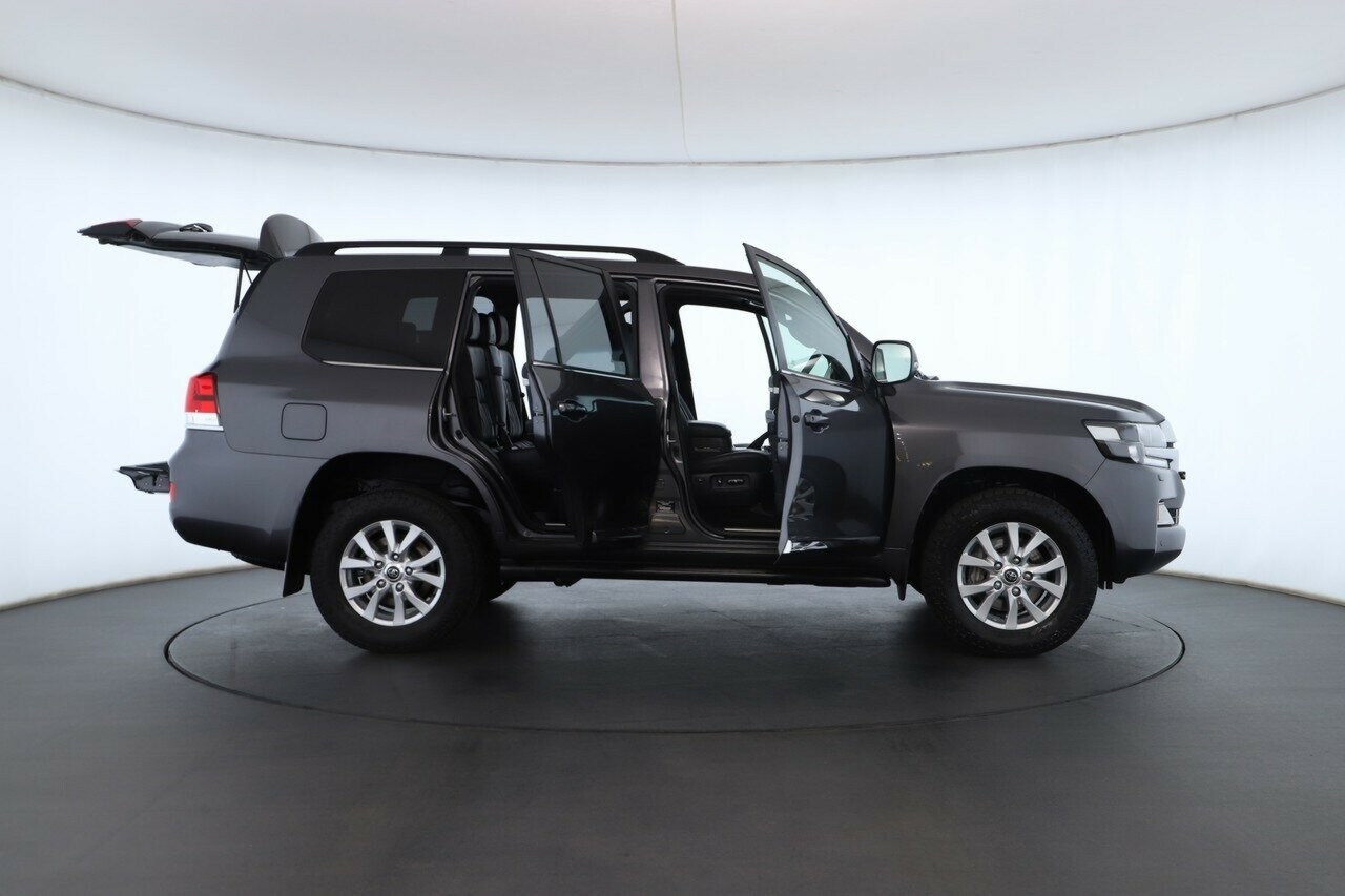 Toyota Landcruiser image 2