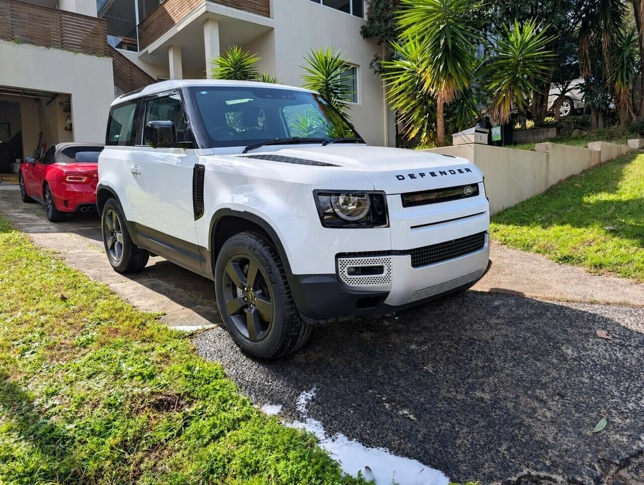 Land Rover Defender image 3