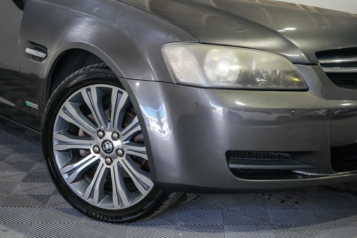 Holden Commodore image 2