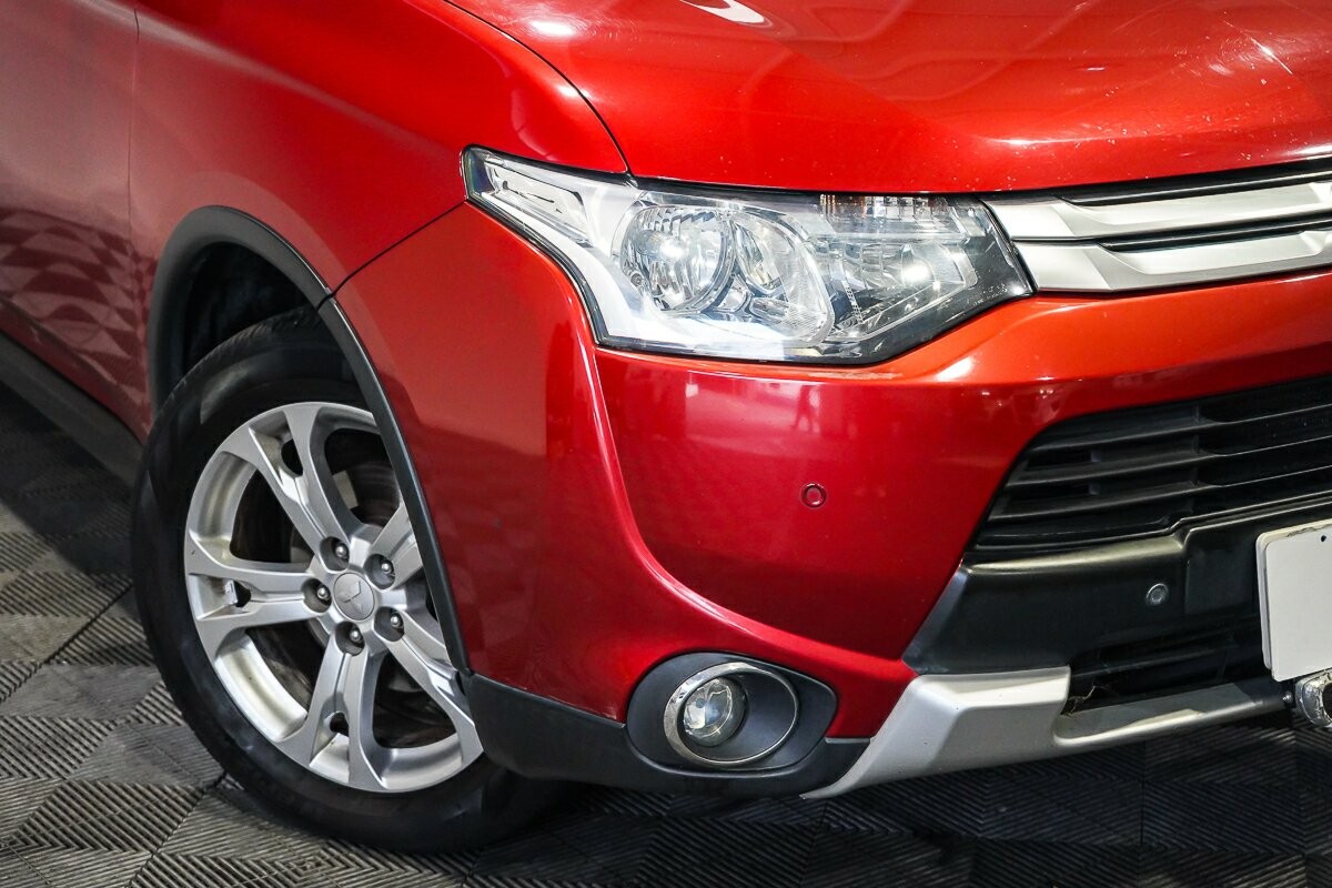 Mitsubishi Outlander image 2