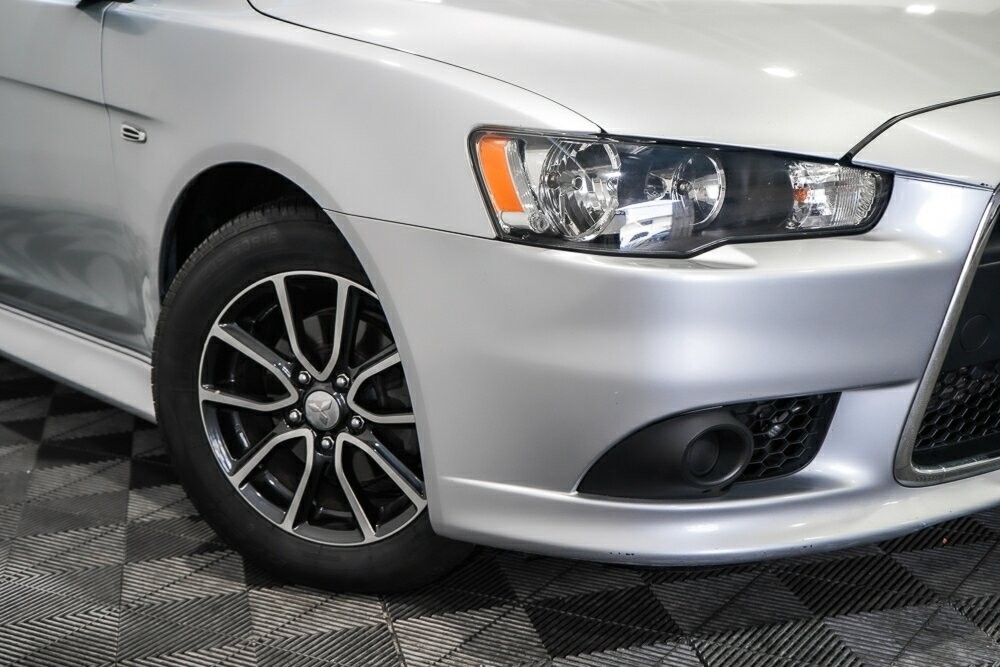 Mitsubishi Lancer image 2