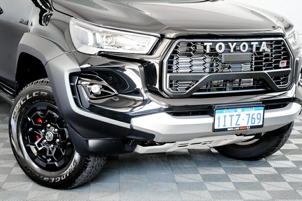Toyota Hilux image 2