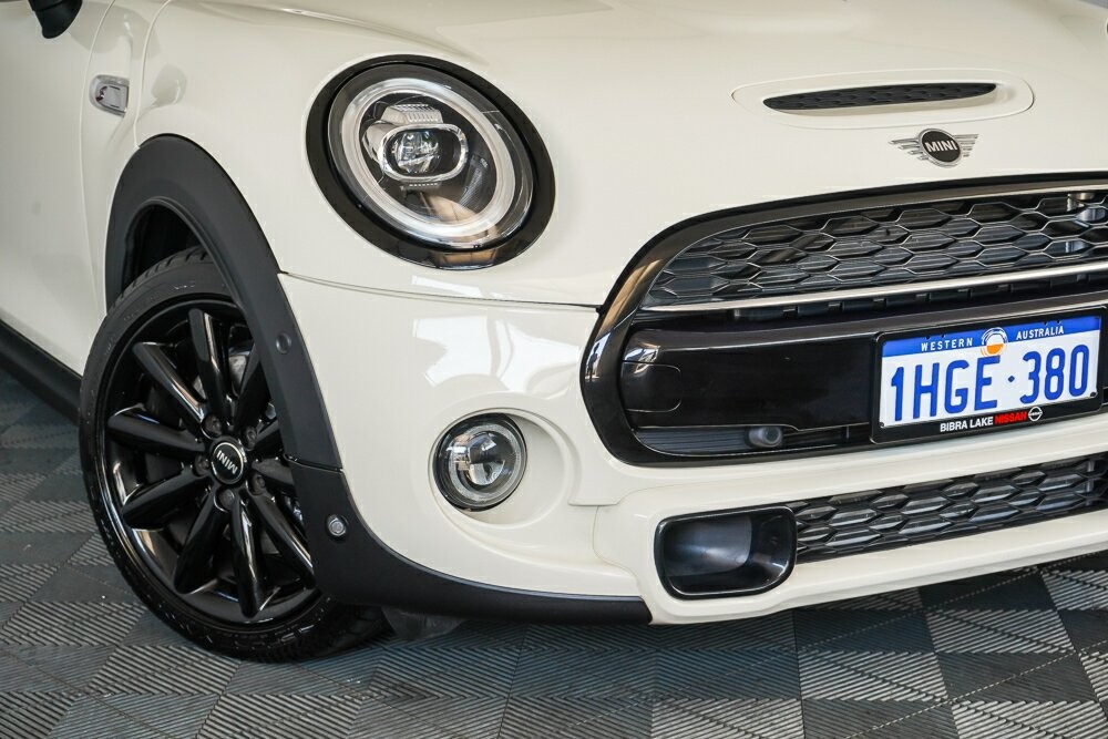 Mini Hatch image 2