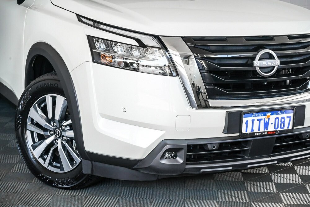 Nissan Pathfinder image 2