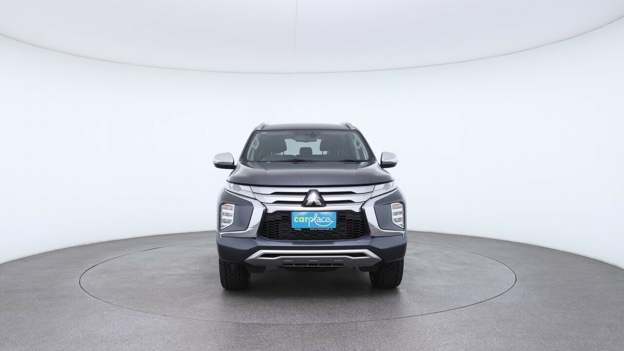 Mitsubishi Pajero Sport image 2