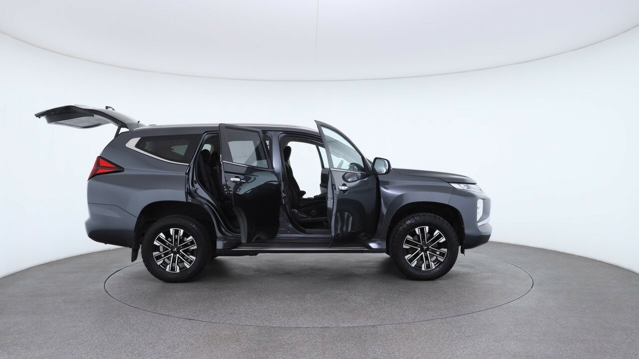 Mitsubishi Pajero Sport image 4