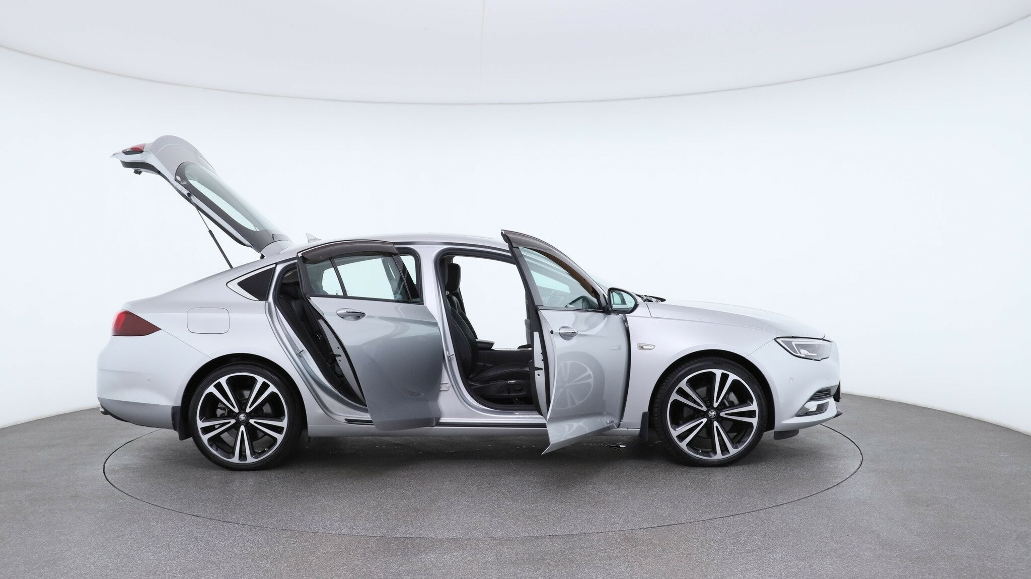 Holden Calais image 4