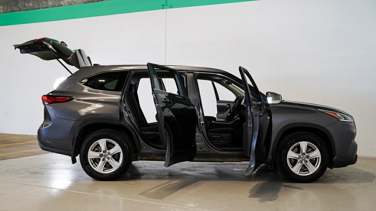 Toyota Kluger image 4
