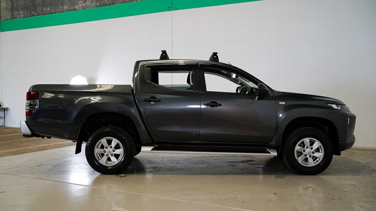 Mitsubishi Triton image 3
