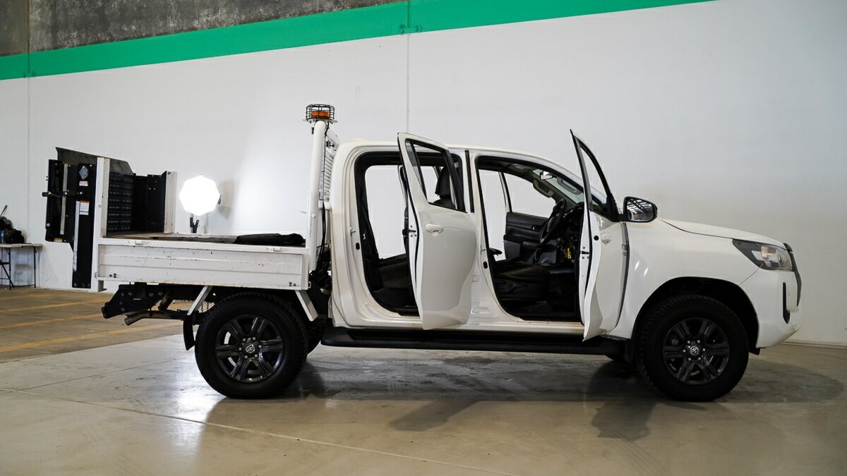 Toyota Hilux image 4