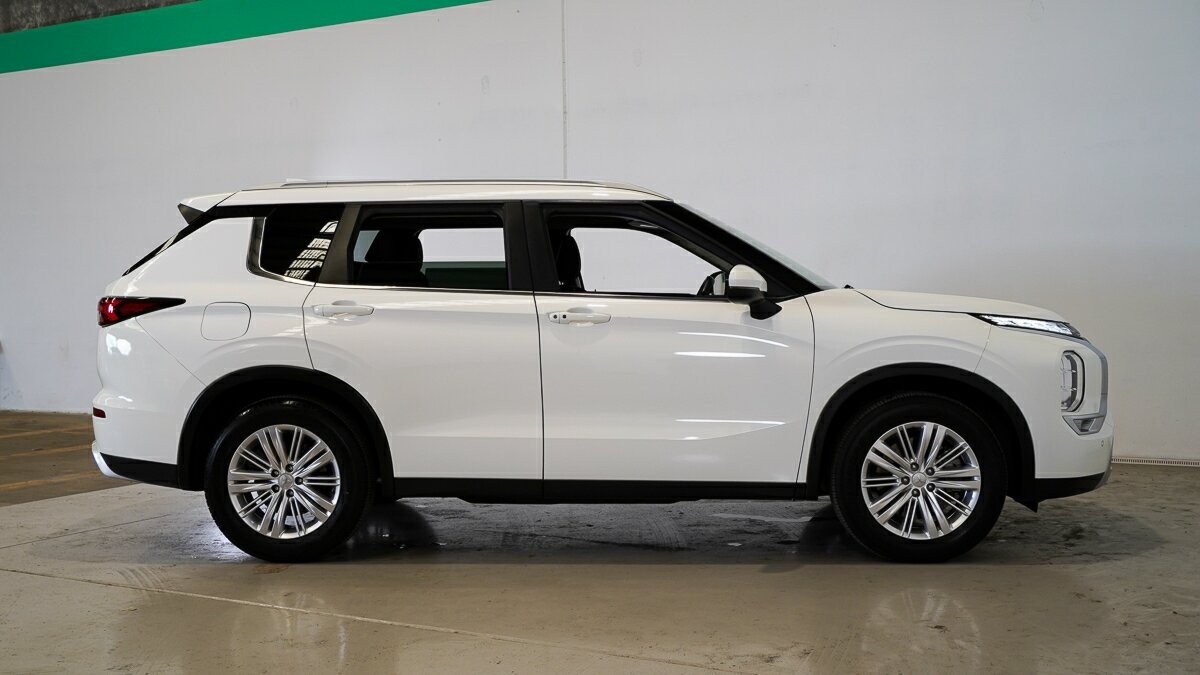 Mitsubishi Outlander image 3