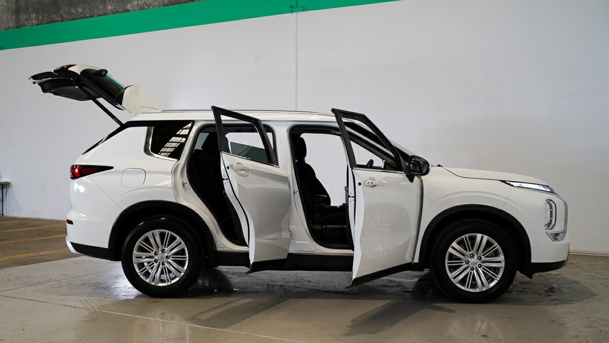 Mitsubishi Outlander image 4