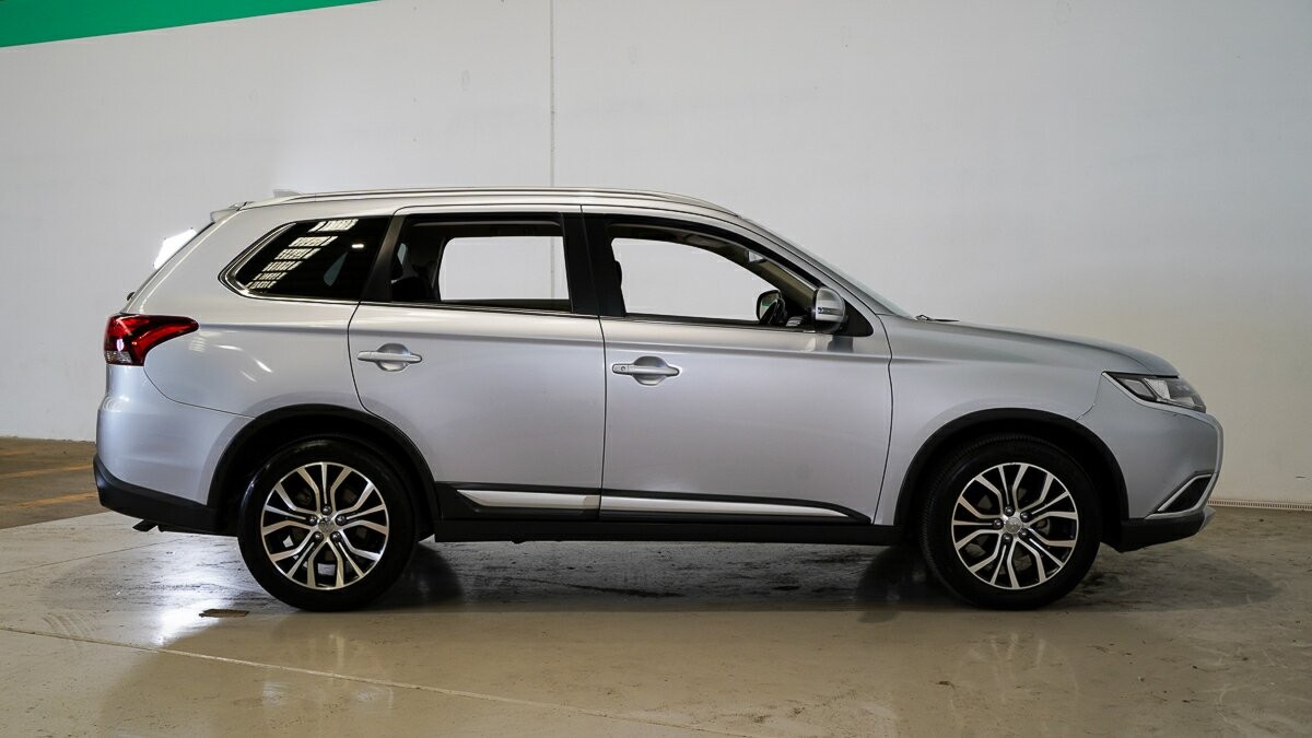 Mitsubishi Outlander image 3
