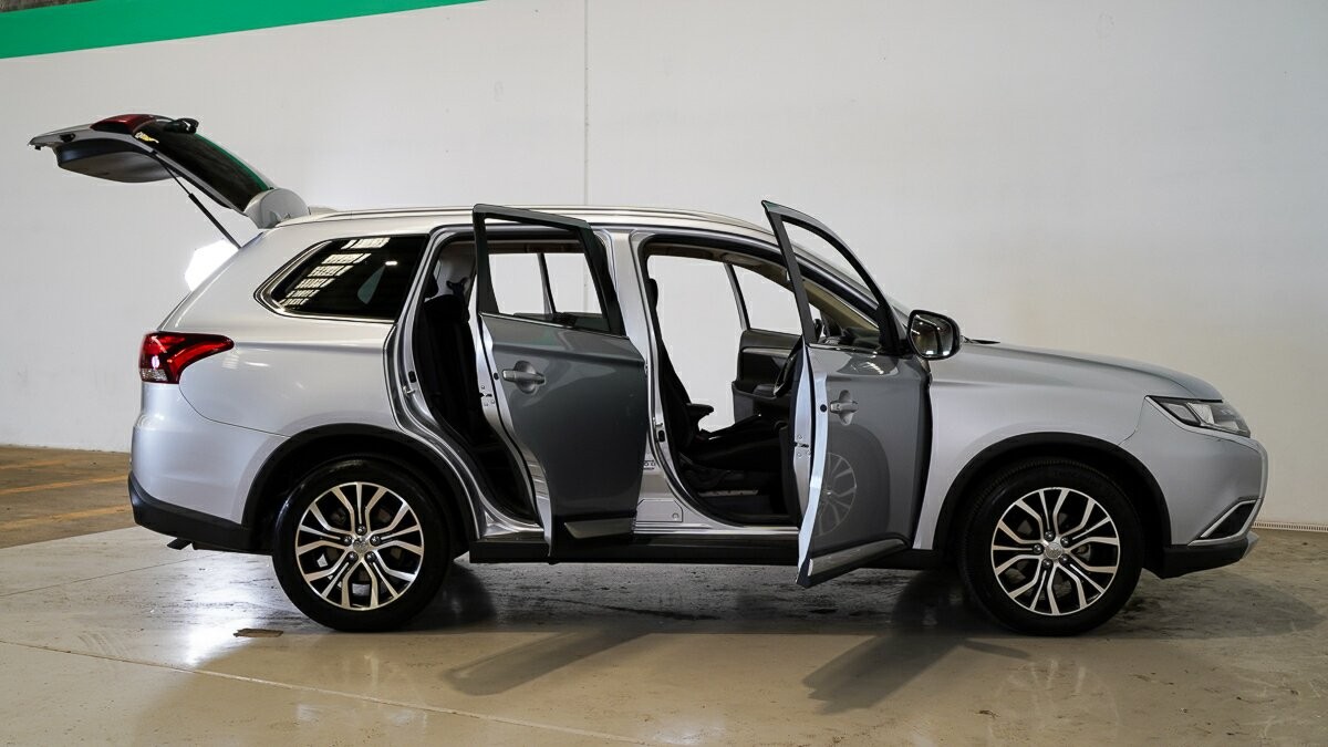 Mitsubishi Outlander image 4