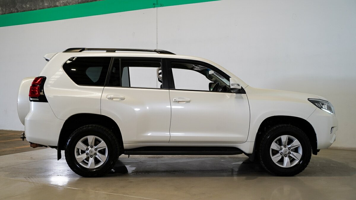 Toyota Landcruiser Prado image 3