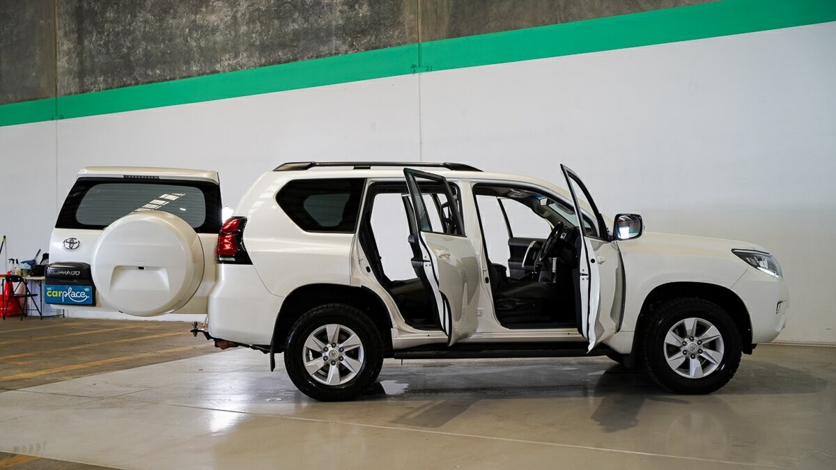 Toyota Landcruiser Prado image 4
