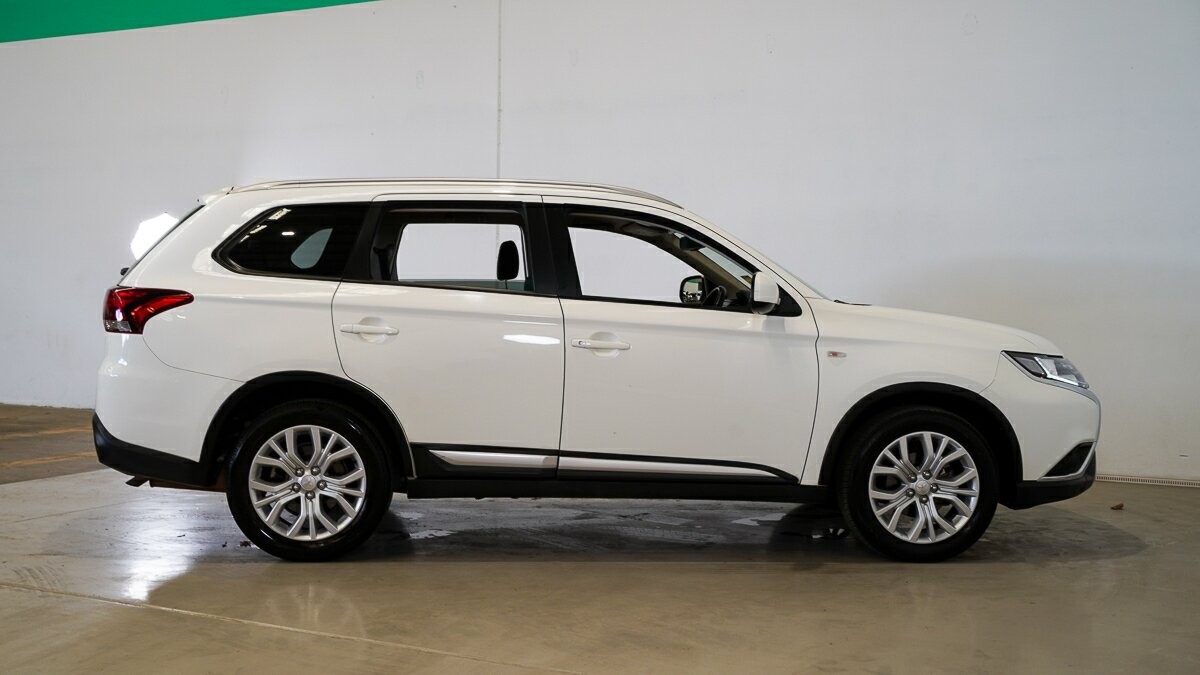 Mitsubishi Outlander image 3
