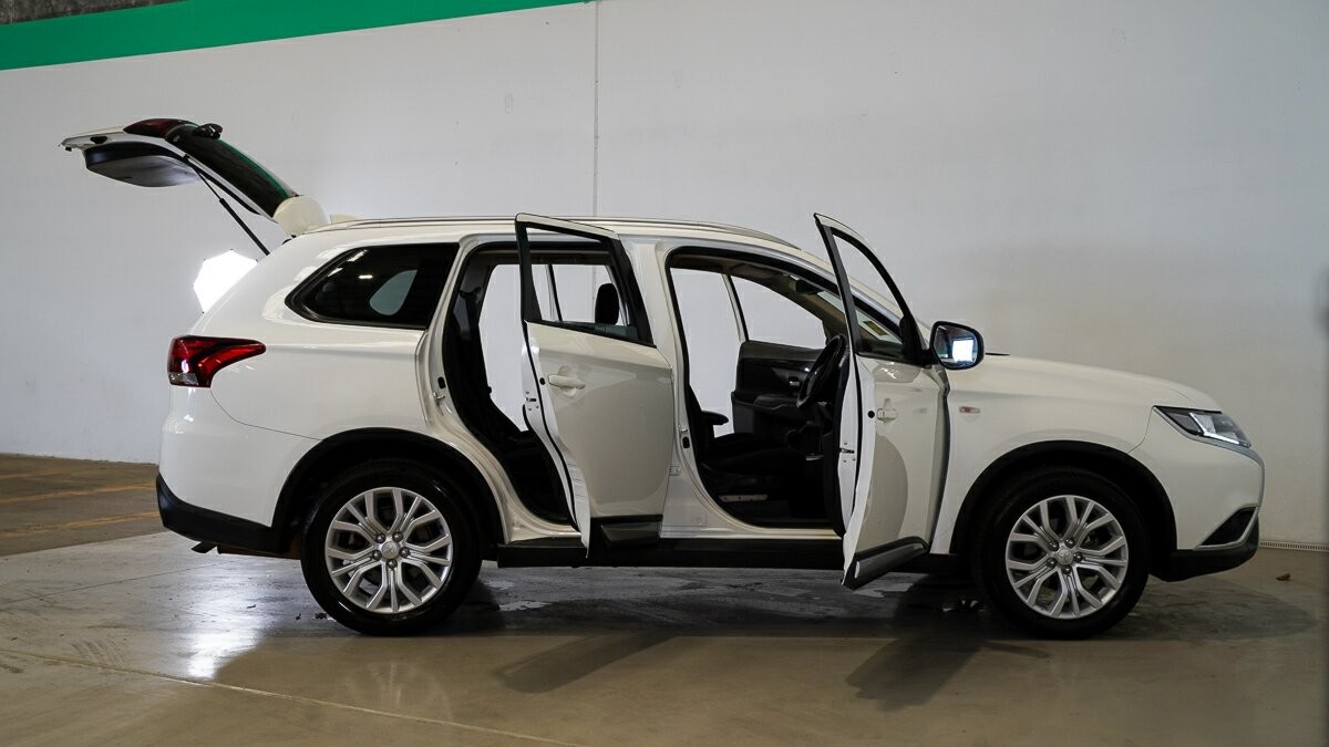 Mitsubishi Outlander image 4