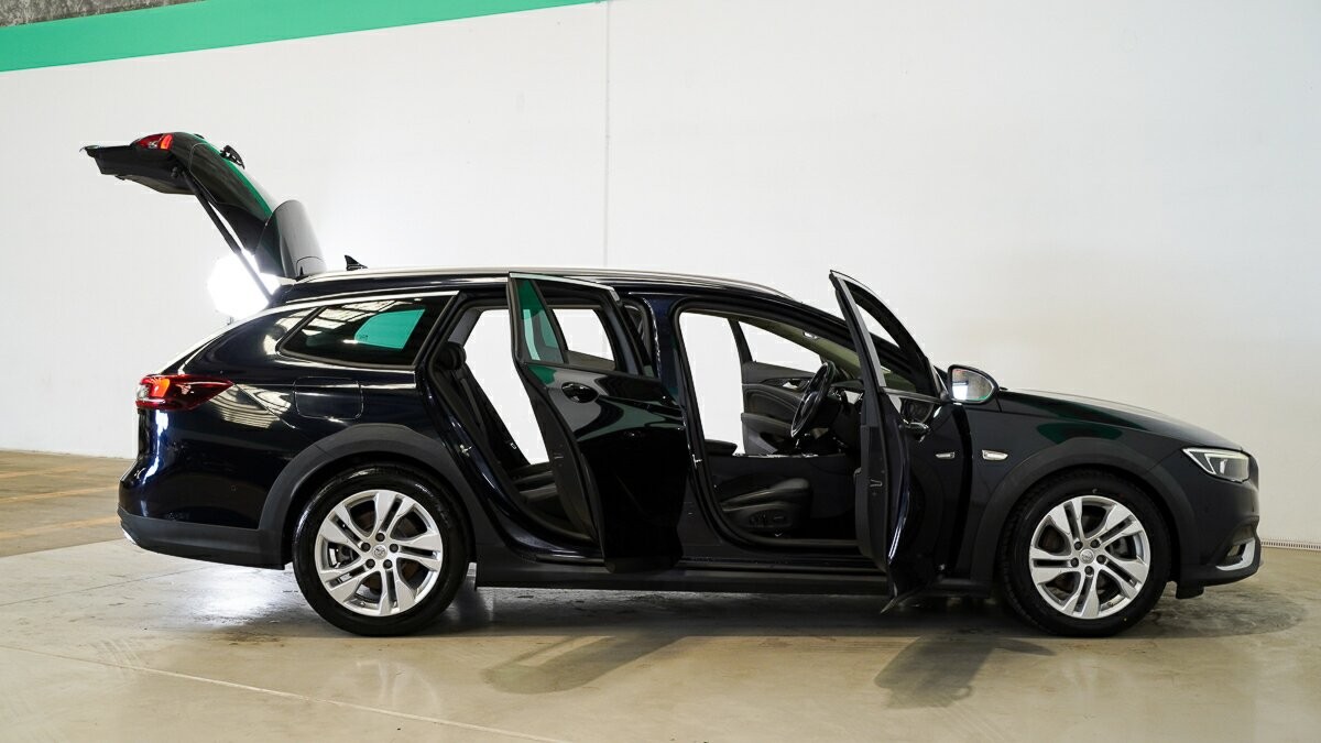 Holden Calais image 4