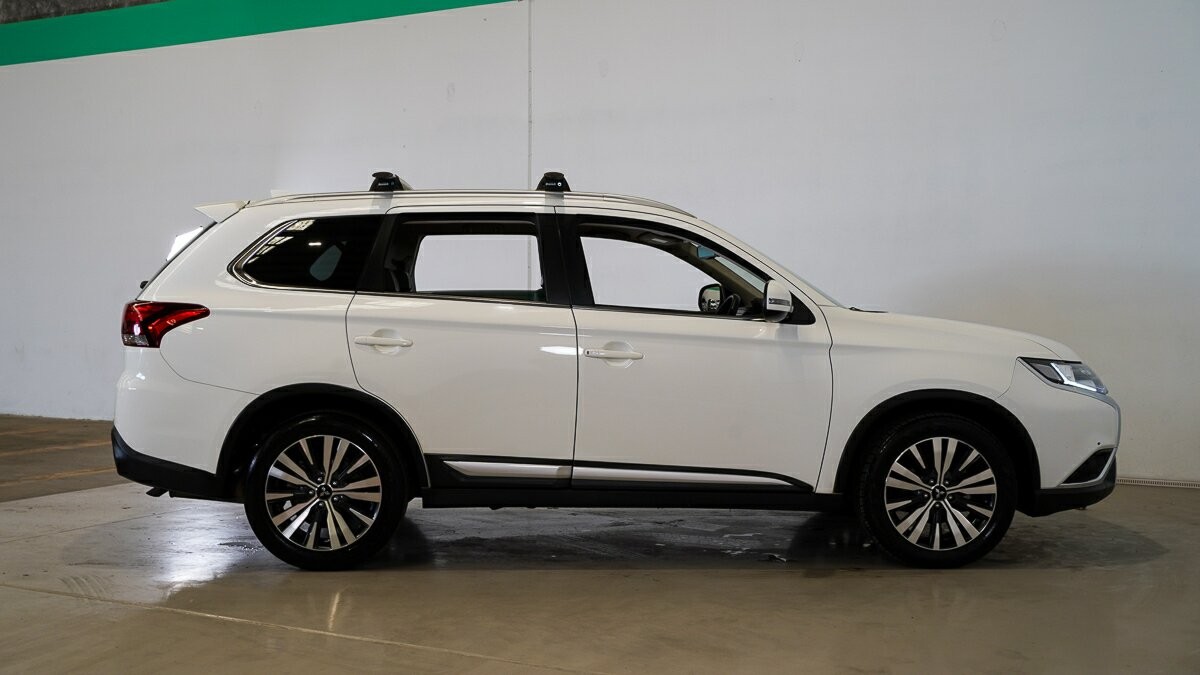 Mitsubishi Outlander image 3