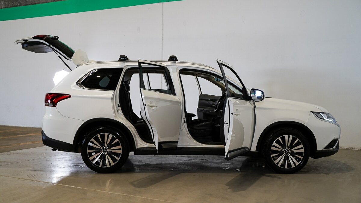 Mitsubishi Outlander image 4