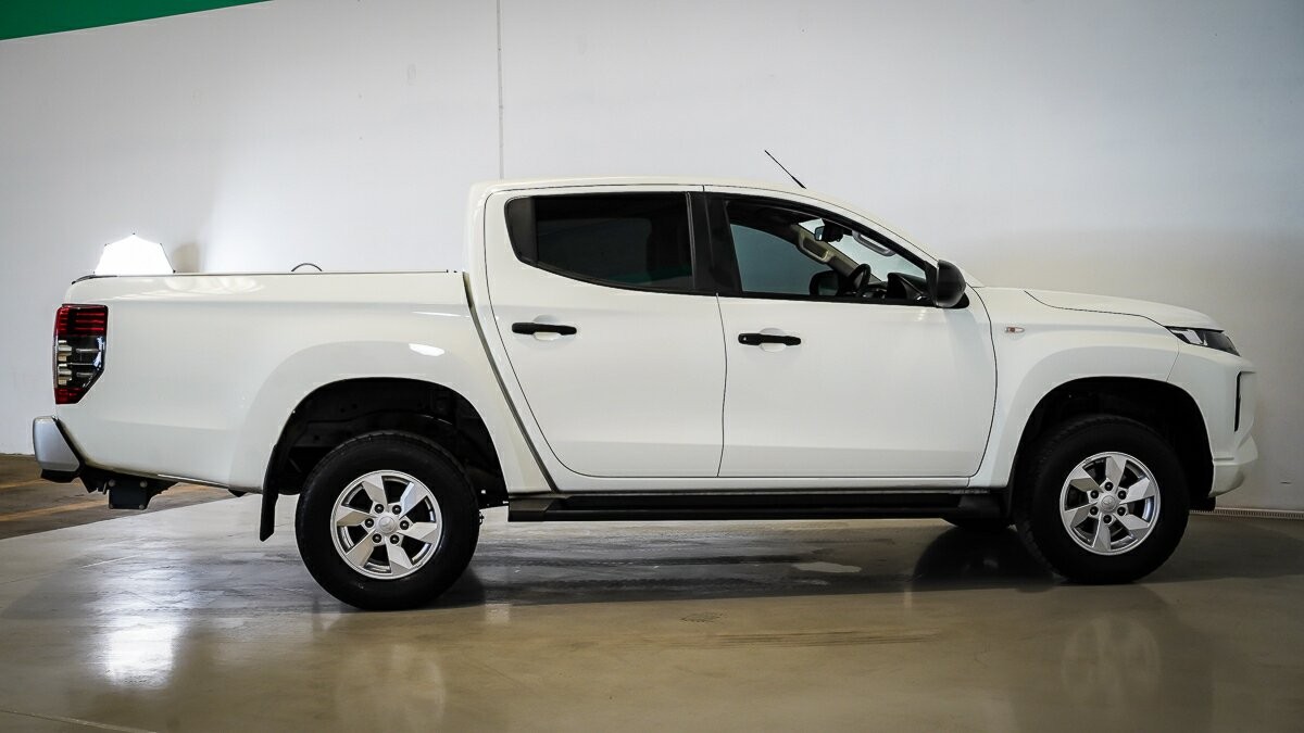 Mitsubishi Triton image 3