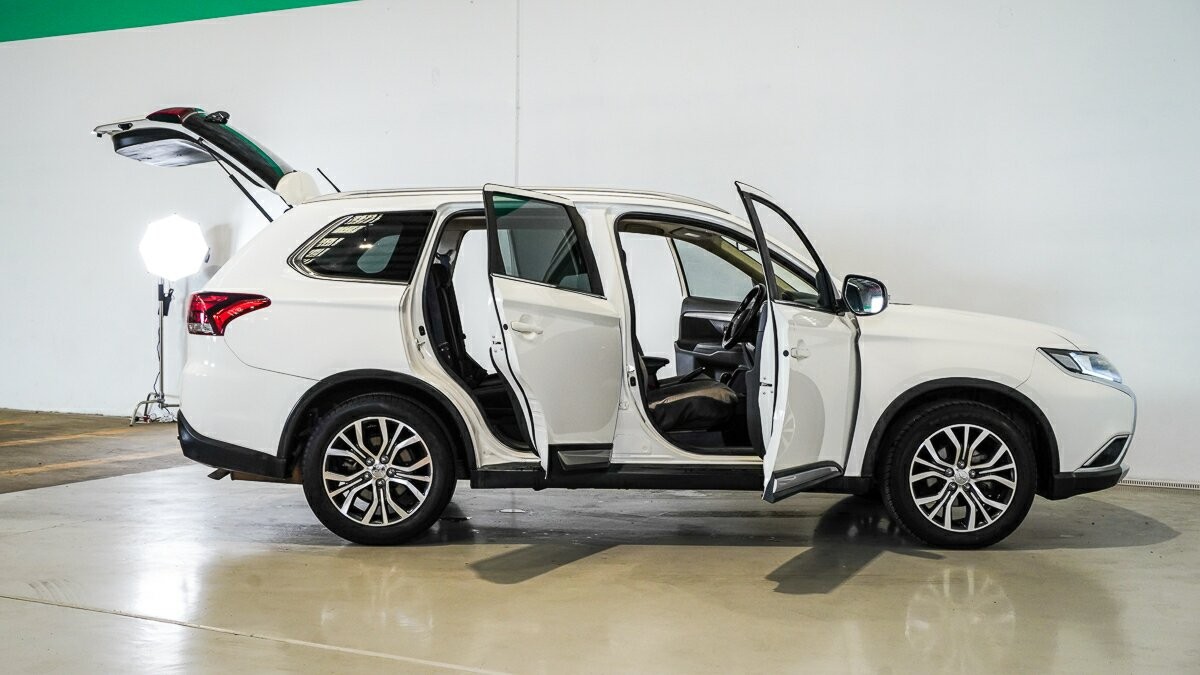 Mitsubishi Outlander image 4