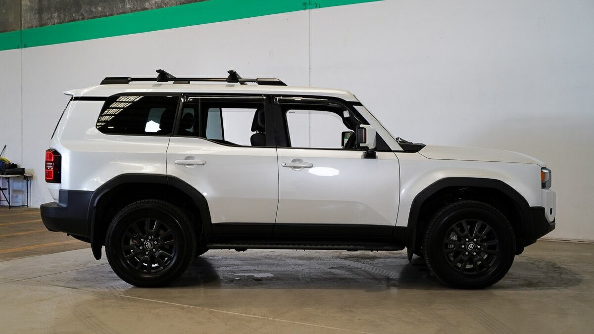 Toyota Landcruiser Prado image 3